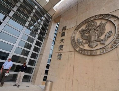 EKTAKTΟ: Ισχυρή έκρηξη στην αμερικανική Πρεσβεία στο Πεκίνο (βίντεο)